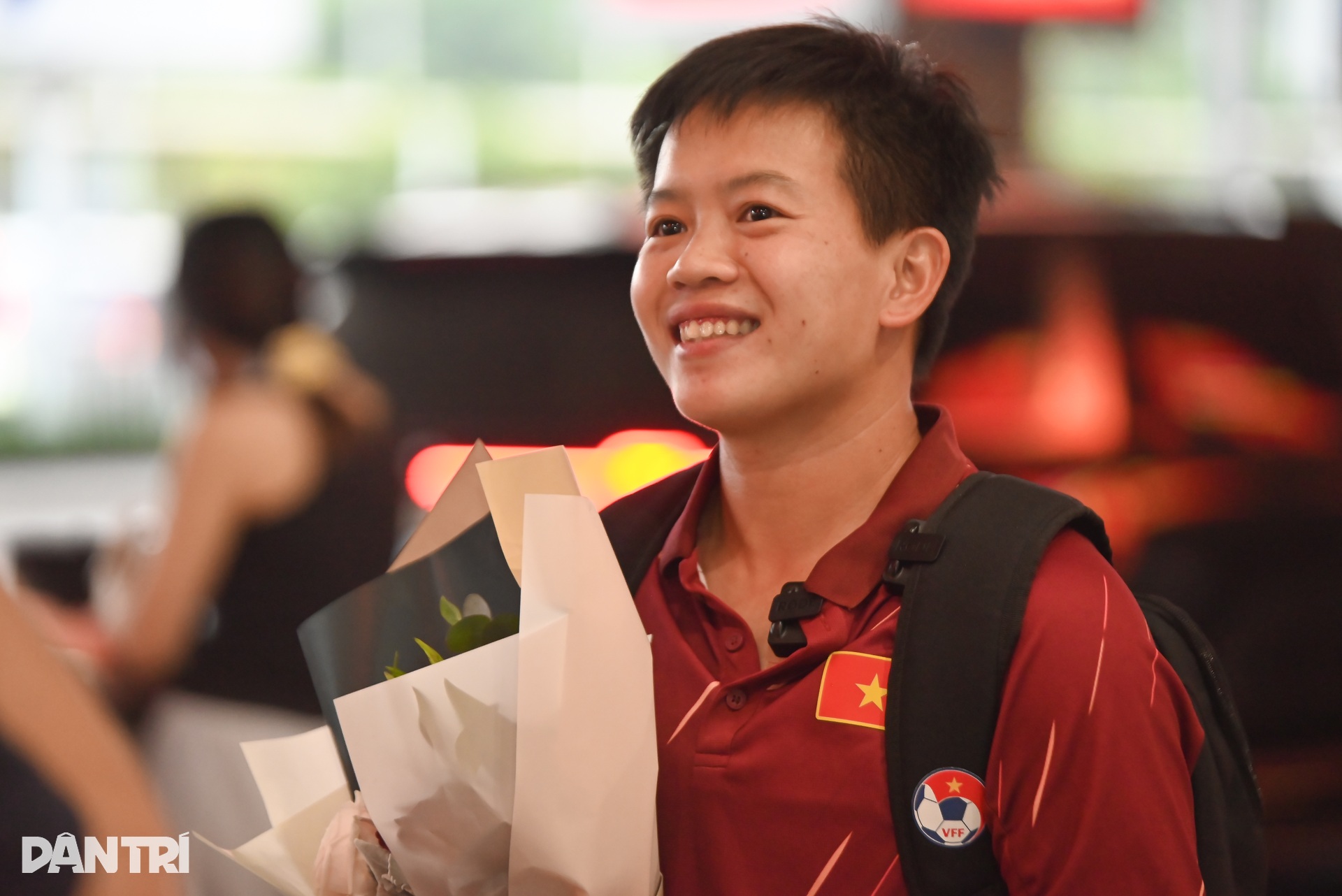 Tuyển nữ Việt Nam được người hâm mộ chào đón tại sân bay Tân Sơn Nhất - 8 Tuyển nữ Việt Nam được người hâm mộ chào đón tại sân bay Tân Sơn Nhất - 8