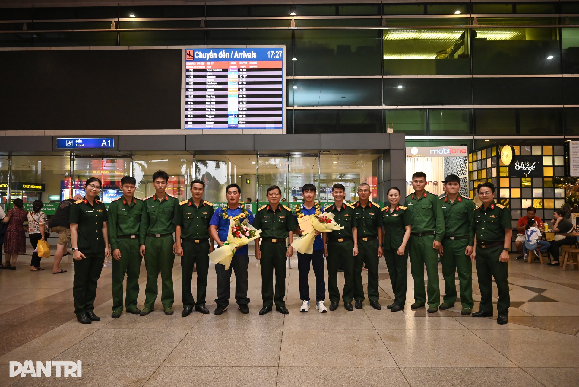 Tuyển nữ Việt Nam được người hâm mộ chào đón tại sân bay Tân Sơn Nhất - 10 Tuyển nữ Việt Nam được người hâm mộ chào đón tại sân bay Tân Sơn Nhất - 10