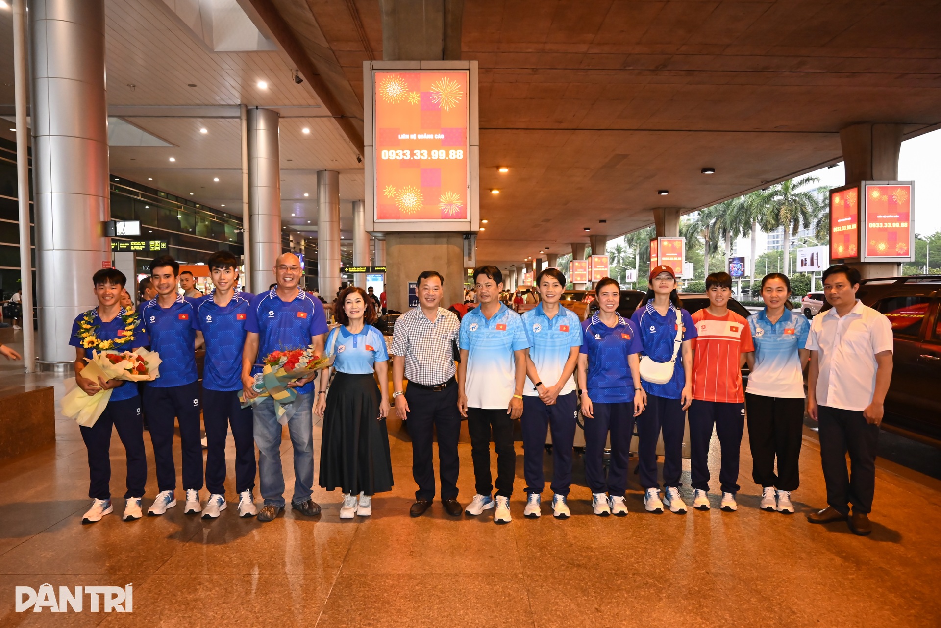 Tuyển nữ Việt Nam được người hâm mộ chào đón tại sân bay Tân Sơn Nhất - 11 Tuyển nữ Việt Nam được người hâm mộ chào đón tại sân bay Tân Sơn Nhất - 11
