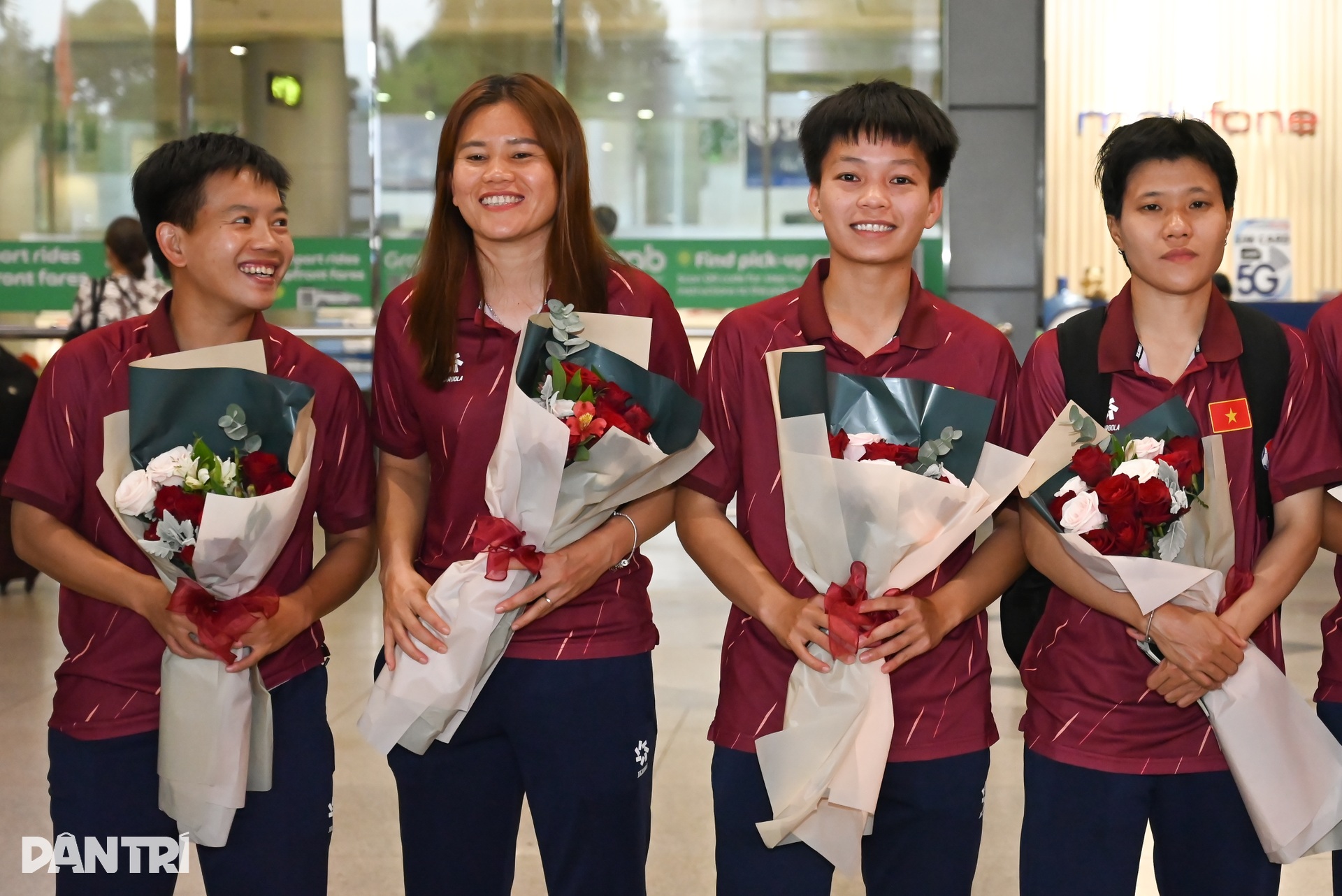 Tuyển nữ Việt Nam được người hâm mộ chào đón tại sân bay Tân Sơn Nhất - 12 Tuyển nữ Việt Nam được người hâm mộ chào đón tại sân bay Tân Sơn Nhất - 12