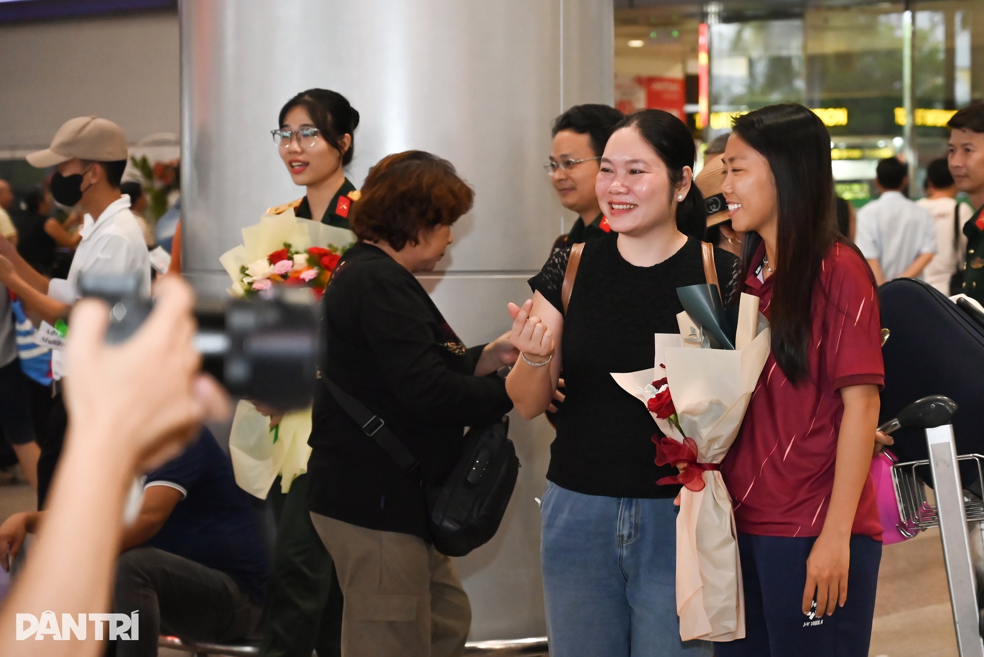 Tuyển nữ Việt Nam được người hâm mộ chào đón tại sân bay Tân Sơn Nhất - 13 Tuyển nữ Việt Nam được người hâm mộ chào đón tại sân bay Tân Sơn Nhất - 13