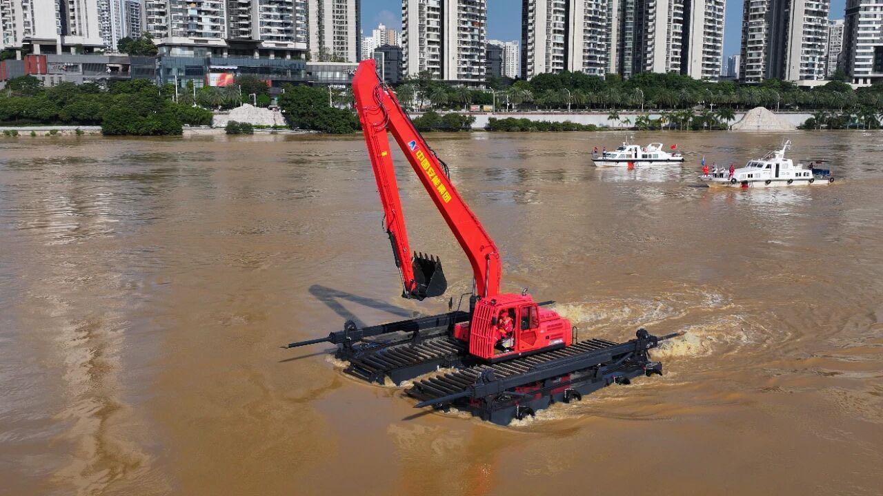 Phát minh của Trung Quốc làm rung chuyển ngành xây dựng và cứu hộ: máy xúc 'biến hình' thành tàu thủy, hoạt động liên tục 12 giờ giữa vùng lũ lụt- Ảnh 2.