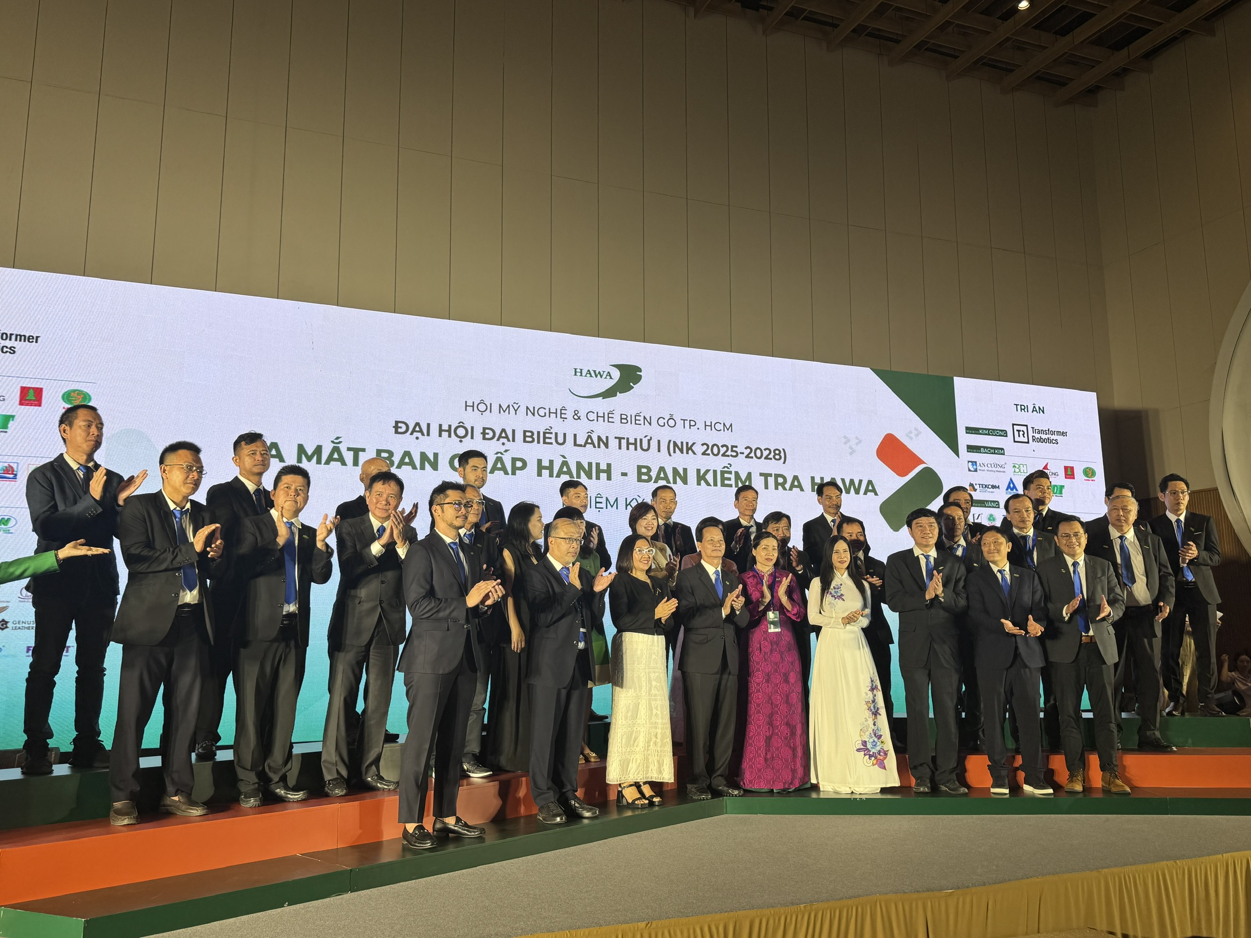 Ngành gỗ TP HCM hợp nhất, quy tụ gần 1.000 doanh nghiệp 2 Ngành gỗ TP HCM hợp nhất, quy tụ gần 1.000 doanh nghiệp gỗ - Ảnh 2.