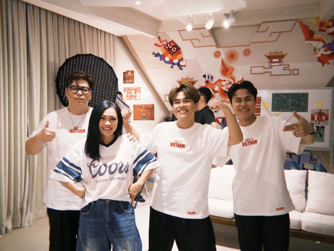 Nhóm DTAP và ca sĩ Phương Thanh tại phòng thu chuẩn bị cho dự án. Ảnh: Nhân vật cung cấp