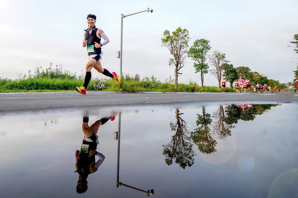 Các chân chạy hòa mình vào thiên nhiên. giai-tien-phong-half-marathon-net-dep-tren-duong-dua-xanh (4).jpg