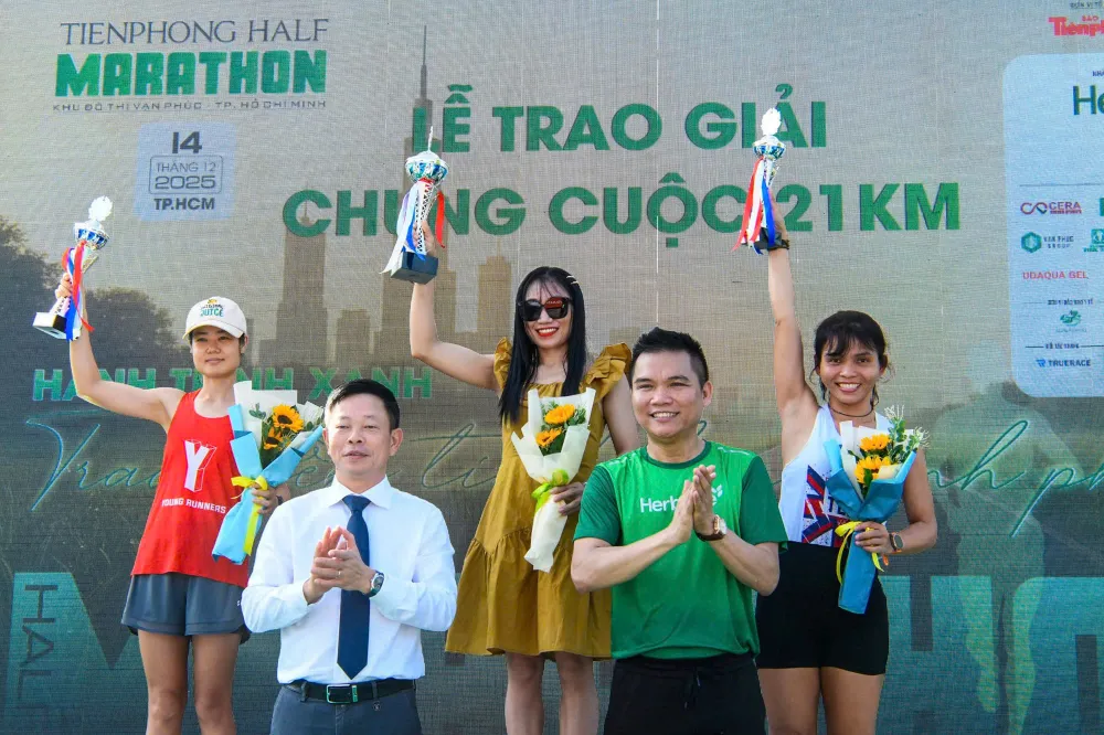 Nhà báo Phùng Công Sưởng trao giải cho các vận động viên. z7325308364508_228aaae50da13f857a75e092fe21d894.jpg