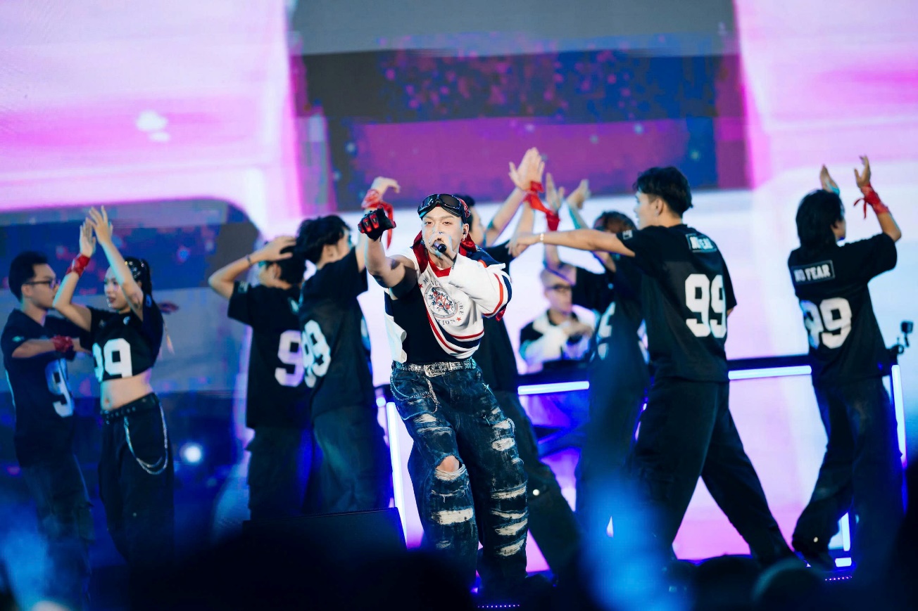 Long Oliver & Bom tạo nên SYNC FEST từ ý tưởng “điên rồ”, chẳng ngờ lại thành “làn gió mới” cho thị trường giải trí Việt- Ảnh 3. Long Oliver & Bom tạo nên SYNC FEST từ ý tưởng “điên rồ”, chẳng ngờ lại thành “làn gió mới” cho thị trường giải trí Việt- Ảnh 3.