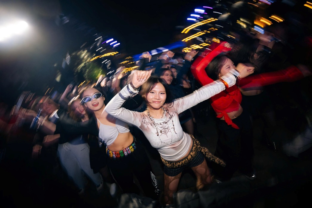 Long Oliver & Bom tạo nên SYNC FEST từ ý tưởng “điên rồ”, chẳng ngờ lại thành “làn gió mới” cho thị trường giải trí Việt- Ảnh 5. Long Oliver & Bom tạo nên SYNC FEST từ ý tưởng “điên rồ”, chẳng ngờ lại thành “làn gió mới” cho thị trường giải trí Việt- Ảnh 5.