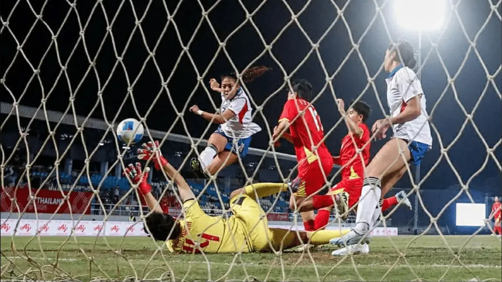 Pha ăn bàn của tuyển Phillipines trước tuyển Việt Nam. Ảnh:PFF Ghi ban.jpg