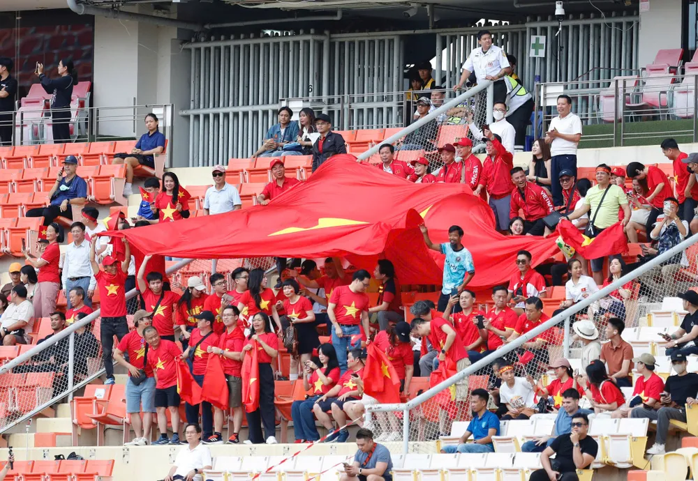 Người yêu bóng đá Việt Nam hạnh phúc với thành công của hai đội tuyển nam, nữ. Ảnh: VFF. bong-da-viet-nam-de-doa-giac-mong-vang-cua-thai-lan (8).jpg