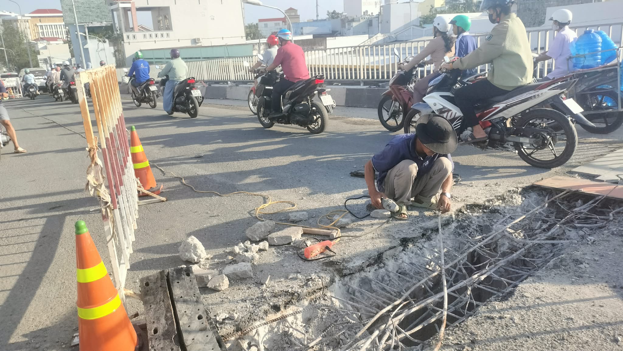 Cà Mau:Thi công cầu Huỳnh Thúc Kháng gây lo ngại an toàn giao thông giờ cao điểm- Ảnh 4.