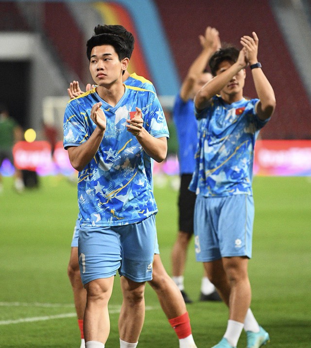 Diễn biến U22 Việt Nam vs Thái Lan chung kết SEA Games 33: Thái Lan dẫn 2-0!- Ảnh 3. Diễn biến U22 Việt Nam vs Thái Lan chung kết SEA Games 33: Thái Lan dẫn 2-0!- Ảnh 3.