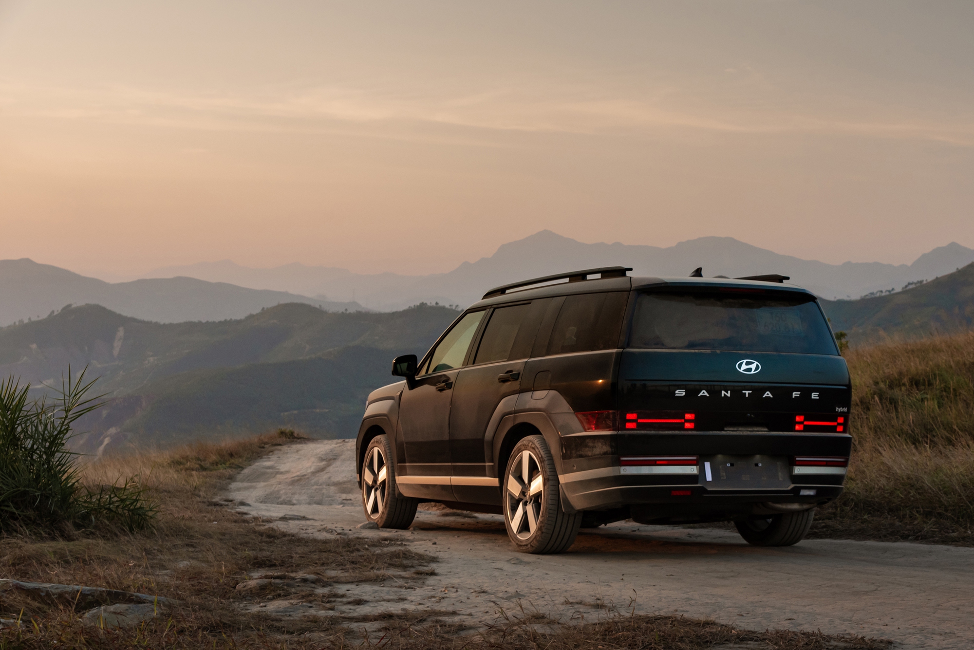 'Hyundai Santa Fe Hybrid bớt bồng bềnh, nhưng đừng kỳ vọng quá nhiều về tiết kiệm nhiên liệu' 22 Hyundai Santa Fe Hybrid - Ảnh 25.