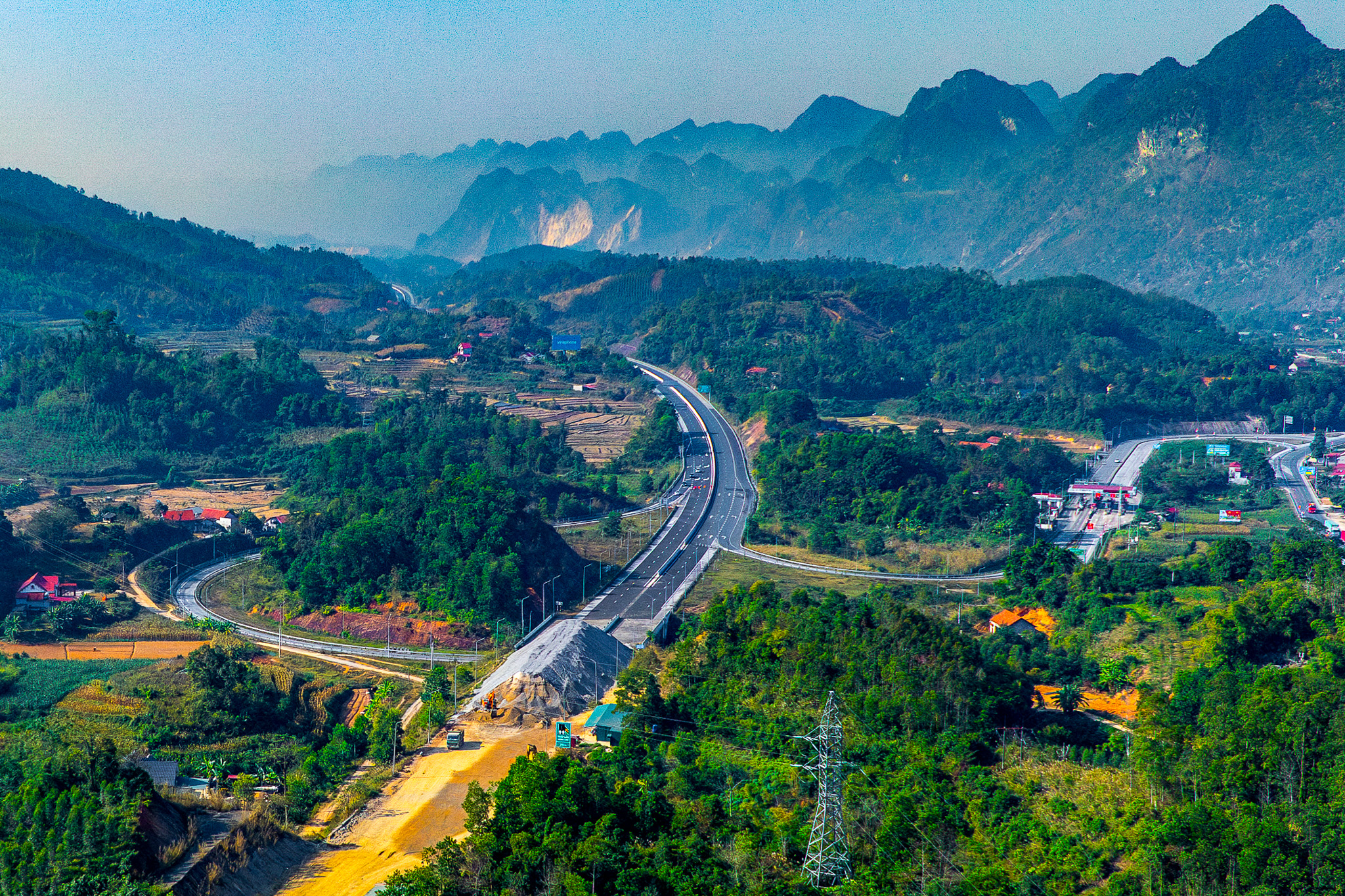 Chiêm ngưỡng cao tốc ngàn tỉ sắp thông tuyến 'mạch máu' giao thương biên giới Việt - Trung - Ảnh 2. Ngắm cao tốc ngàn tỉ sắp thông tuyến 'mạch máu' giao thương biên giới Việt - Trung - Ảnh 3.