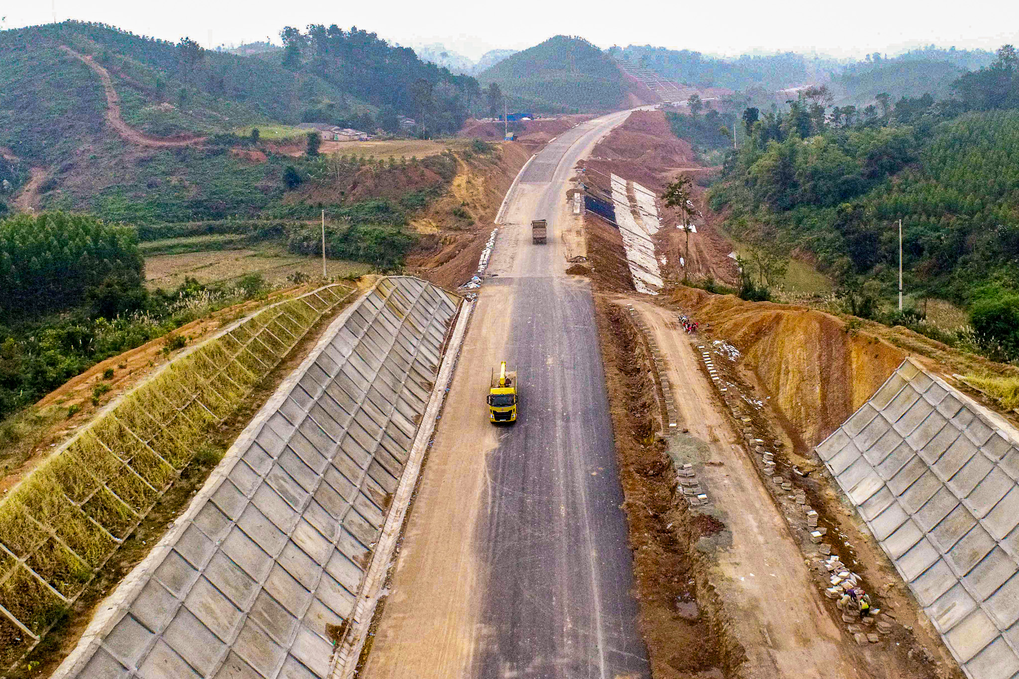 Ngắm cao tốc ngàn tỉ sắp thông tuyến 'mạch máu' giao thương biên giới Việt - Trung 3 cao tốc - Ảnh 5.
