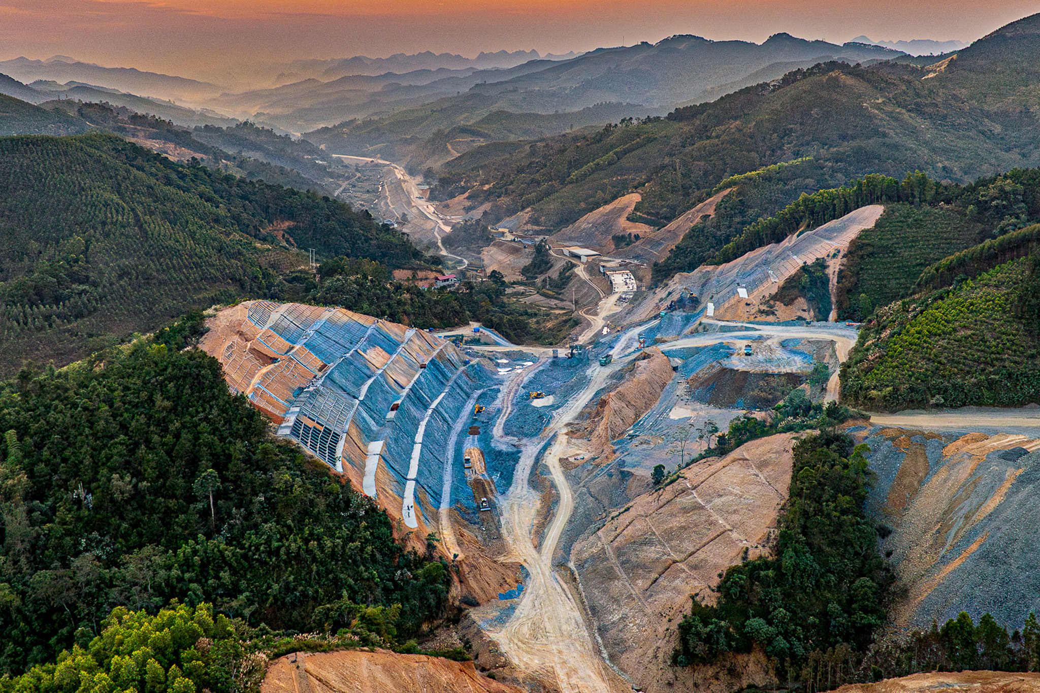 Chiêm ngưỡng cao tốc ngàn tỉ sắp thông tuyến 'mạch máu' giao thương biên giới Việt - Trung - Ảnh 8. Ngắm cao tốc ngàn tỉ sắp thông tuyến 'mạch máu' giao thương biên giới Việt - Trung - Ảnh 9.