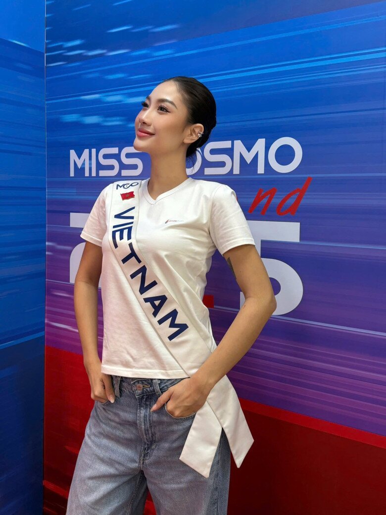 71 người đẹp "đọ sắc" bất phân thắng bại tại Bán kết Miss Cosmo, Hoa hậu Phương Linh gặp sự cố không ngờ 6 Sau thành tích top 5 của Xuân Hạnh, Phương Linh đang được kỳ vọng sẽ giúp nhan sắc Việt tiếp tục thăng hạng tại Miss Cosmo.