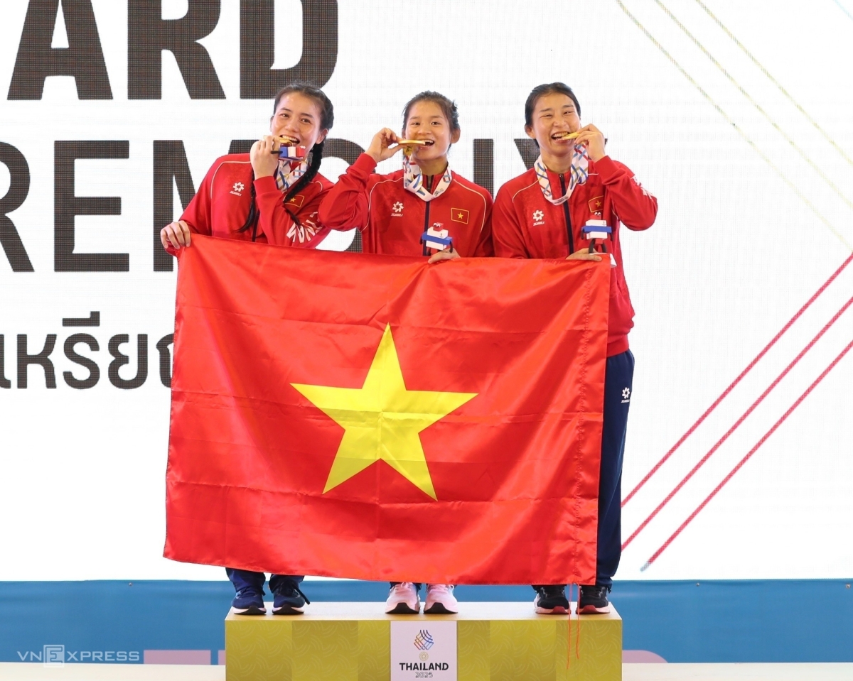 Mỹ Hạnh (trái), Mỹ Linh (giữa) và Mỹ Trang cùng mừng HC vàng trong lễ trao giải chiều 18/12. Ảnh: Đức Đồng