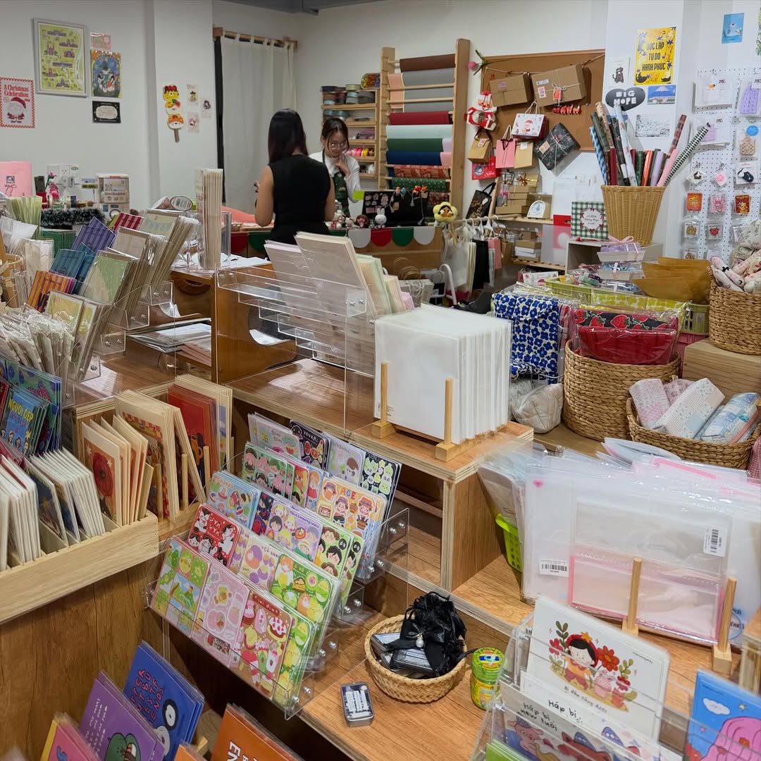 Khi người trẻ kể lại văn hoá Việt trong những cửa hàng lưu niệm kiểu mới, 1 cái tên gây chú ý tại WeYoung 2025- Ảnh 2.