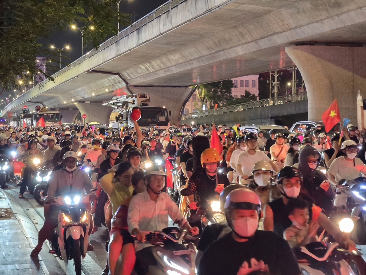 Người dân cả nước tràn ra đường 'đi bão' sau khi U22 Việt Nam giành huy chương vàng 3 U22 việt nam - Ảnh 3.