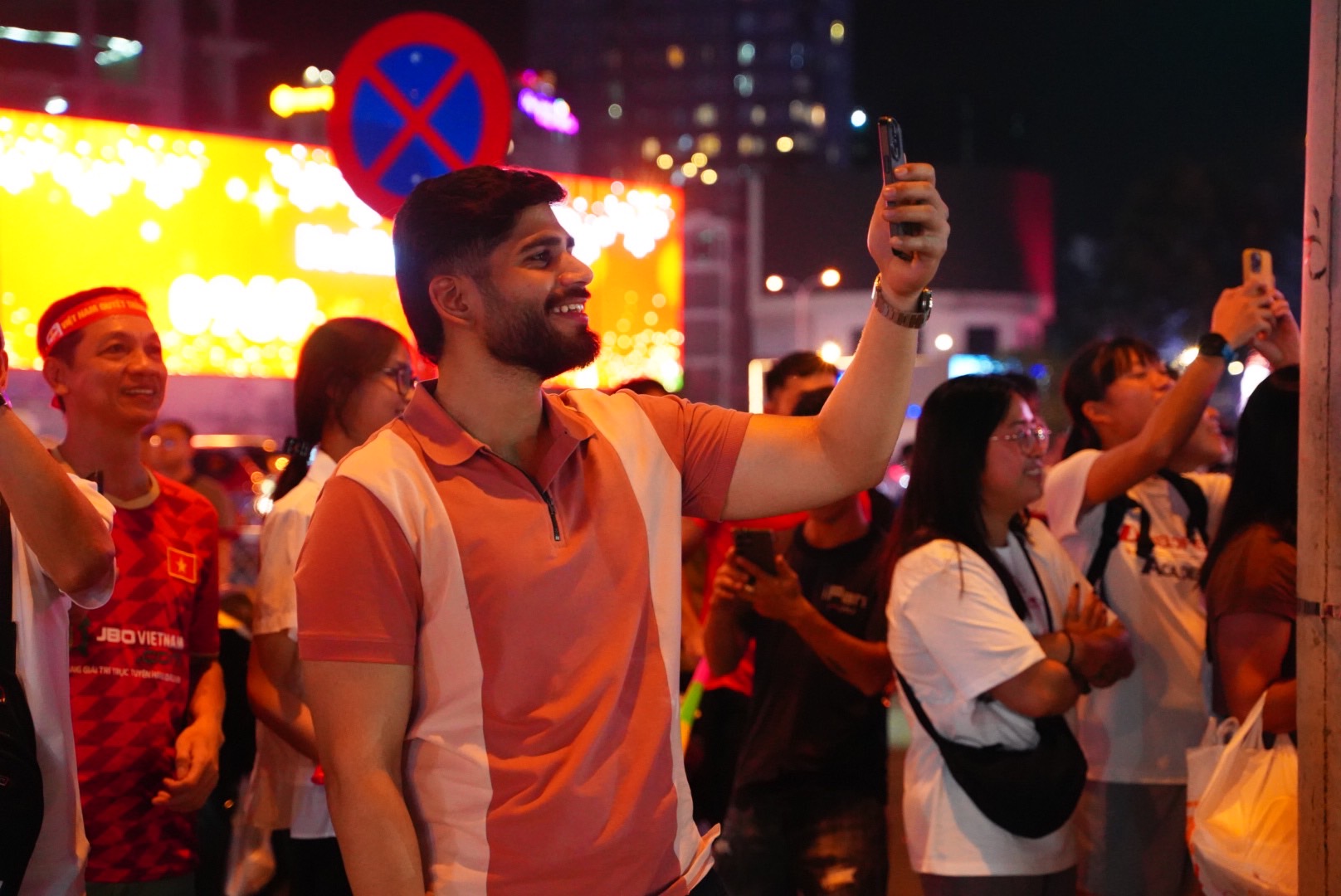 Người dân cả nước tràn ra đường 'đi bão' sau khi U22 Việt Nam giành huy chương vàng 4 U22 việt nam - Ảnh 4.