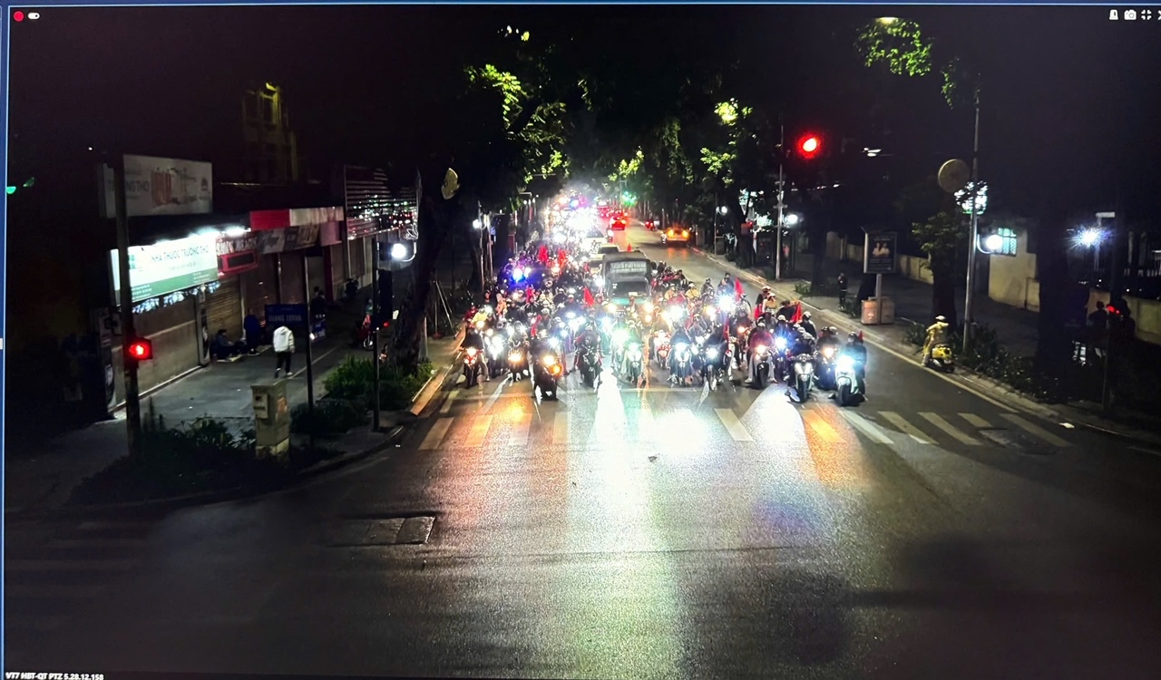 Người dân cả nước tràn ra đường 'đi bão' sau khi U22 Việt Nam giành huy chương vàng 5 U22 việt nam - Ảnh 5.