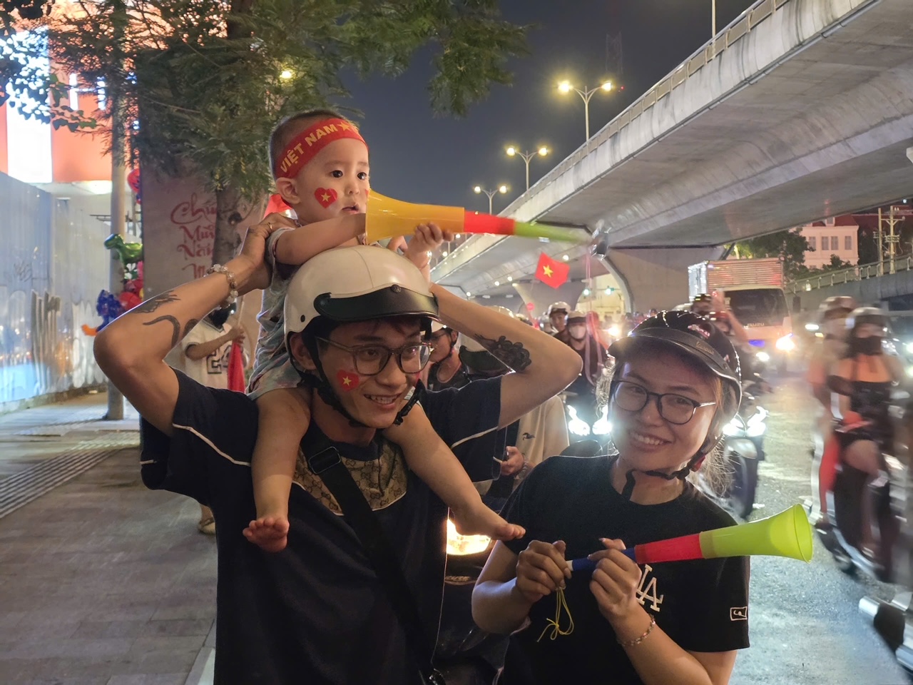 Người dân cả nước tràn ra đường 'đi bão' sau khi U22 Việt Nam giành huy chương vàng 7 U22 việt nam - Ảnh 7.