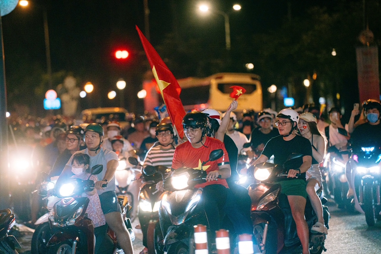 Người dân cả nước tràn ra đường 'đi bão' sau khi U22 Việt Nam giành huy chương vàng 9 U22 việt nam - Ảnh 9.