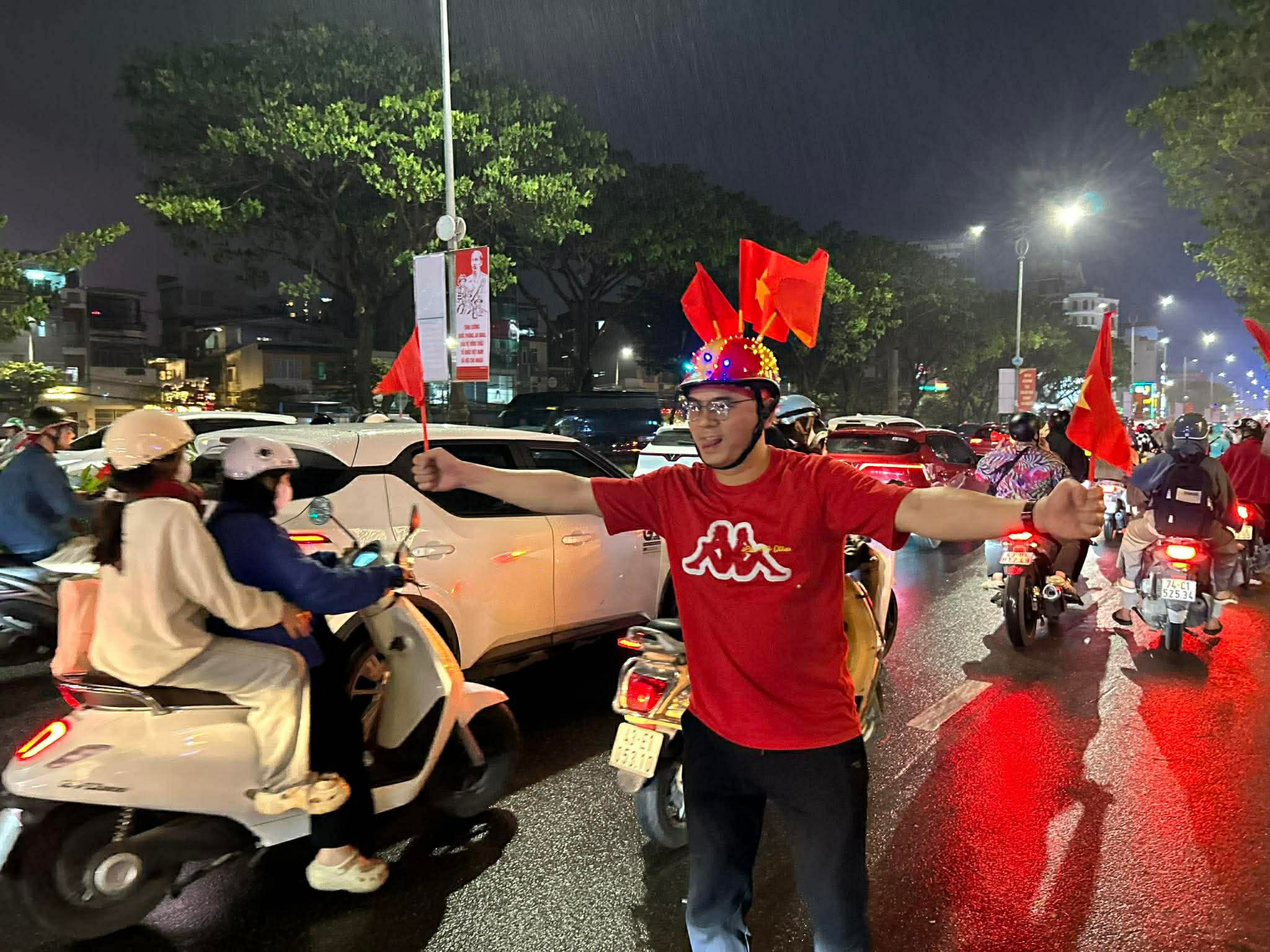 Người dân cả nước tràn ra đường 'đi bão' sau khi U22 Việt Nam giành huy chương vàng 10 Người dân cả nước tràn ra đường 'đi bão' sau khi U22 Việt Nam giành huy chương vàng - Ảnh 10.