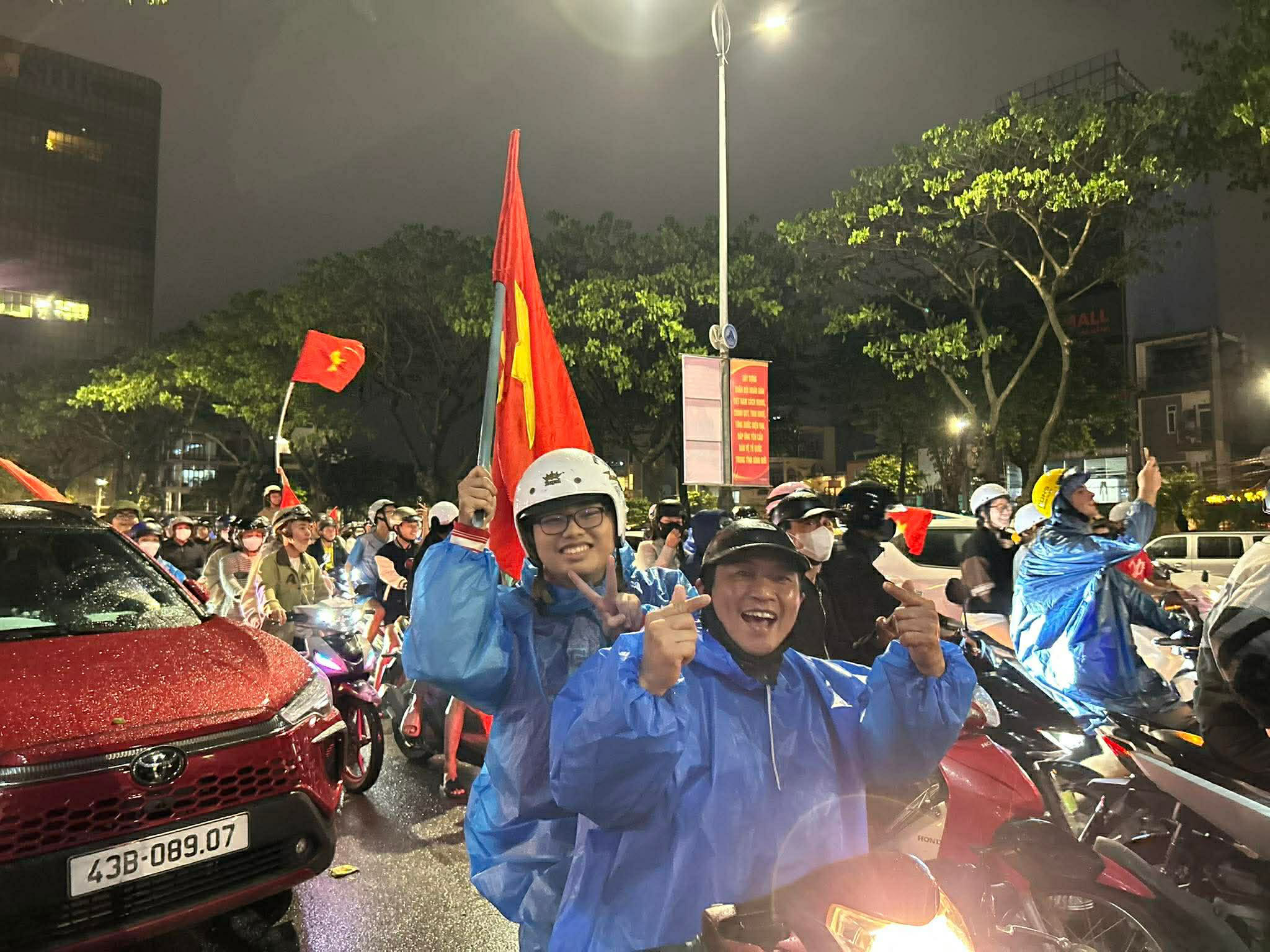 Người dân cả nước tràn ra đường 'đi bão' sau khi U22 Việt Nam giành huy chương vàng 11 Người dân cả nước tràn ra đường 'đi bão' sau khi U22 Việt Nam giành huy chương vàng - Ảnh 11.