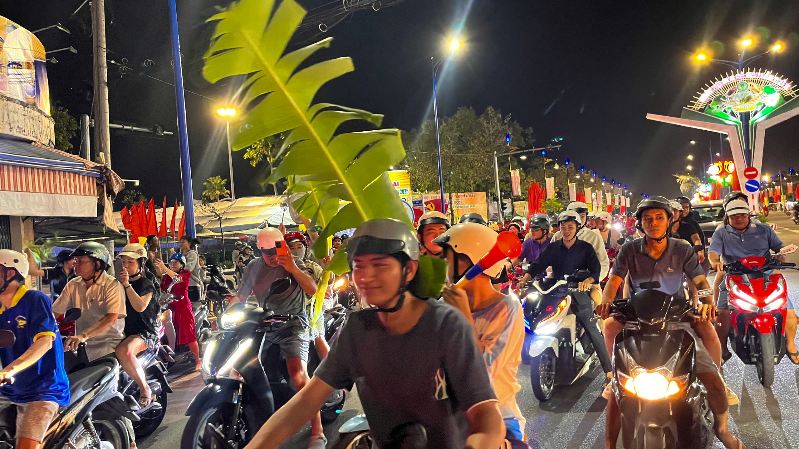 Người dân cả nước tràn ra đường 'đi bão' sau khi U22 Việt Nam giành huy chương vàng 12 U22 việt nam - Ảnh 12.