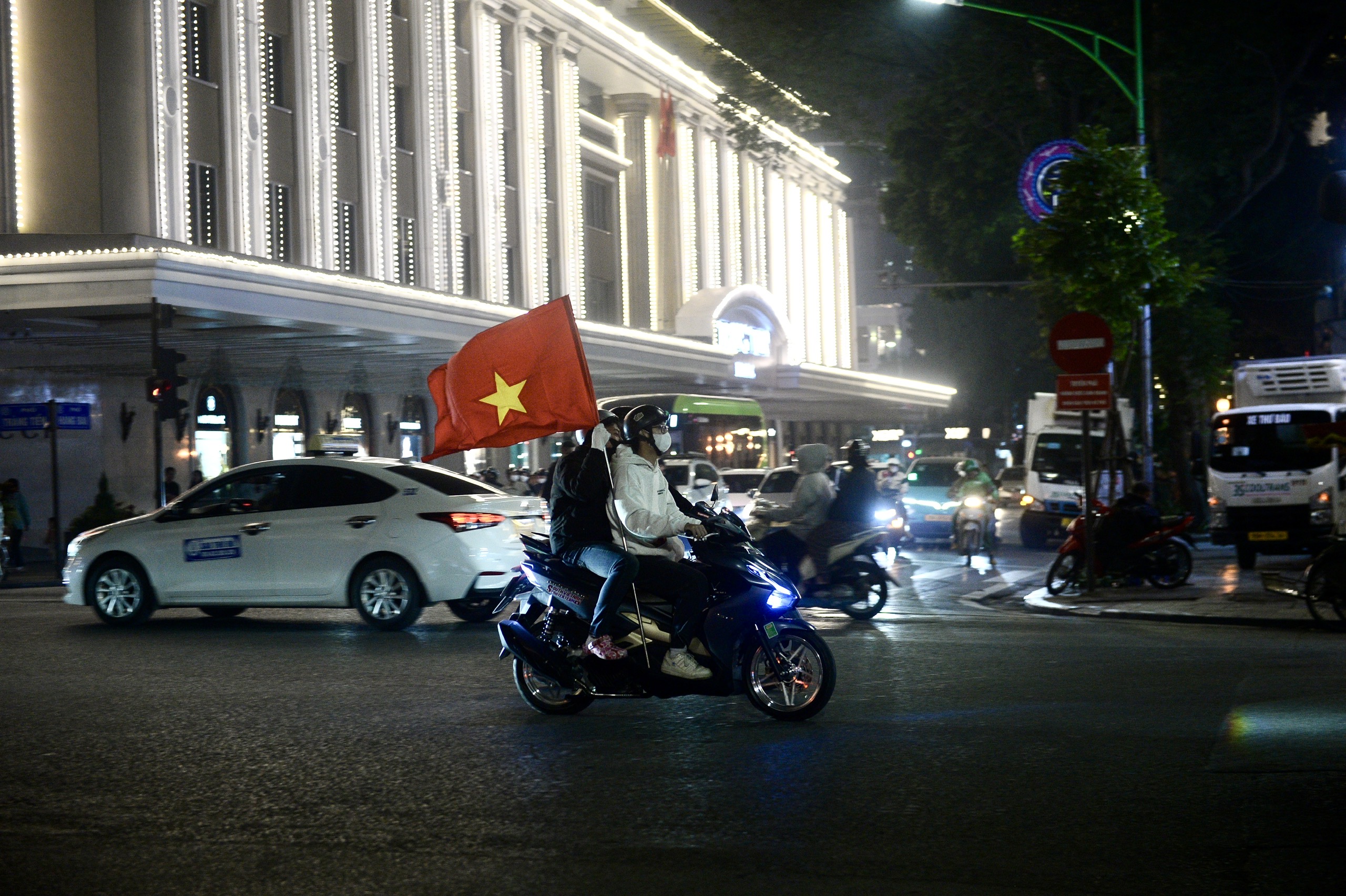 Người dân cả nước tràn ra đường 'đi bão' sau khi U22 Việt Nam giành huy chương vàng 13 U22 việt nam - Ảnh 13.