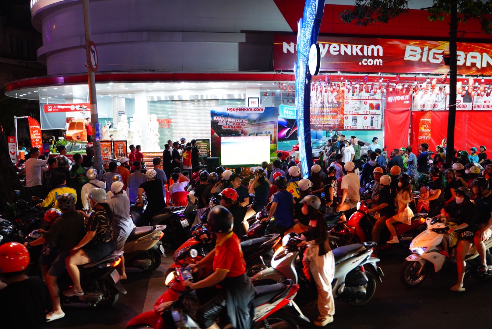 Người dân cả nước tràn ra đường 'đi bão' sau khi U22 Việt Nam giành huy chương vàng 14 U22 việt nam - Ảnh 14.