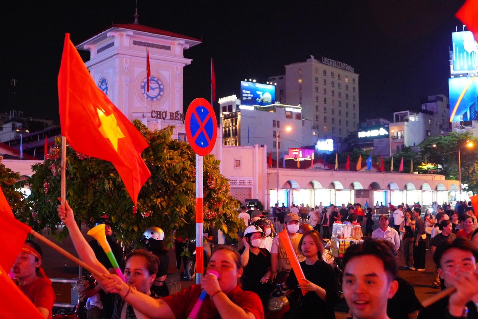 Người dân cả nước tràn ra đường 'đi bão' sau khi U22 Việt Nam giành huy chương vàng 17 U22 việt nam - Ảnh 17.