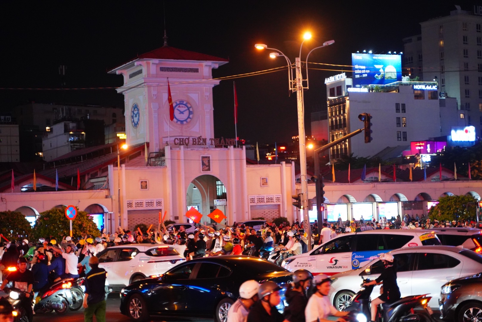 Người dân cả nước tràn ra đường 'đi bão' sau khi U22 Việt Nam giành huy chương vàng 18 U22 việt nam - Ảnh 18.