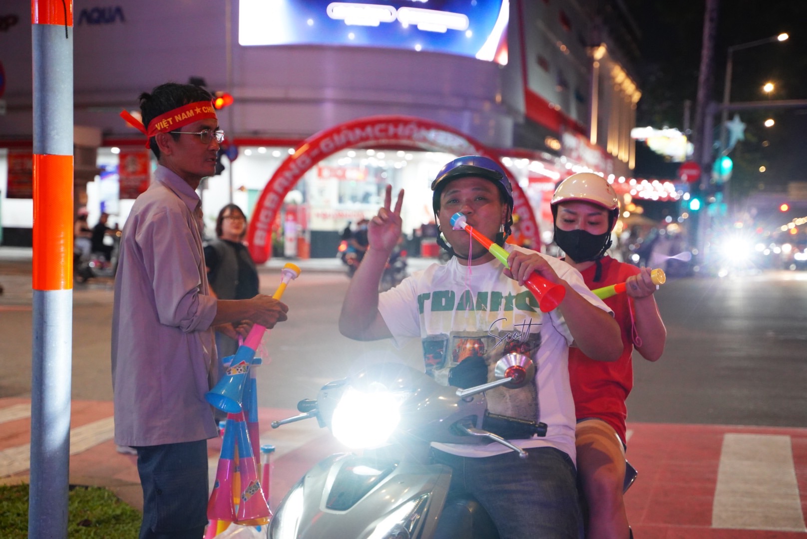 Người dân cả nước tràn ra đường 'đi bão' sau khi U22 Việt Nam giành huy chương vàng 19 U22 việt nam - Ảnh 19.