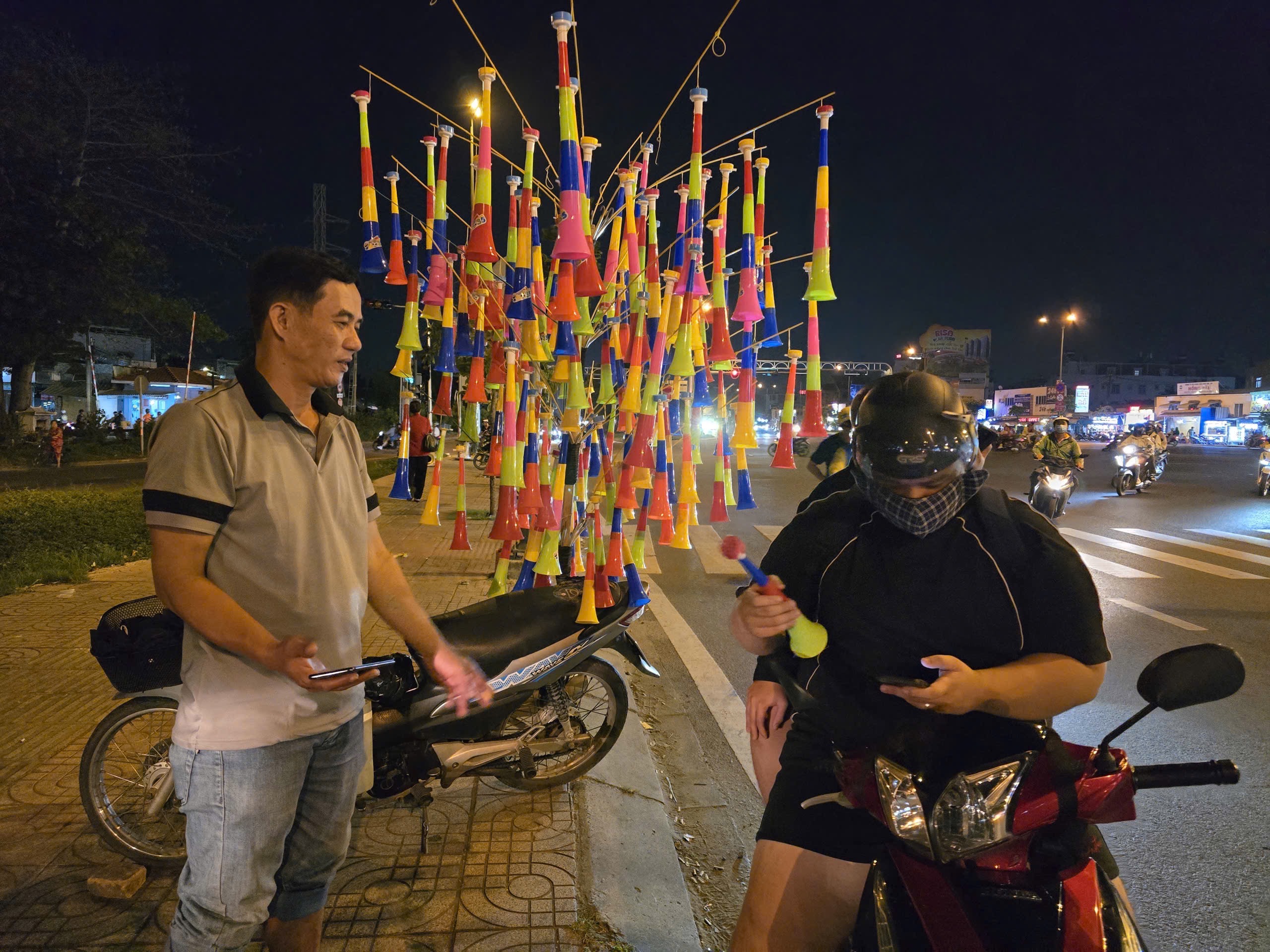 Người dân cả nước tràn ra đường 'đi bão' sau khi U22 Việt Nam giành huy chương vàng 20 U22 việt nam - Ảnh 20.