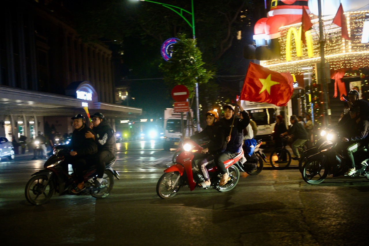 Người dân cả nước tràn ra đường 'đi bão' sau khi U22 Việt Nam giành huy chương vàng 21 U22 việt nam - Ảnh 21.