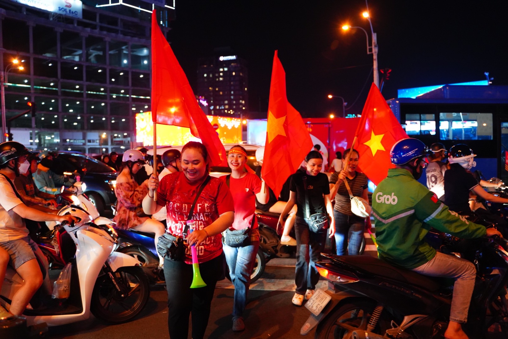 Người dân cả nước tràn ra đường 'đi bão' sau khi U22 Việt Nam giành huy chương vàng 24 U22 việt nam - Ảnh 24.