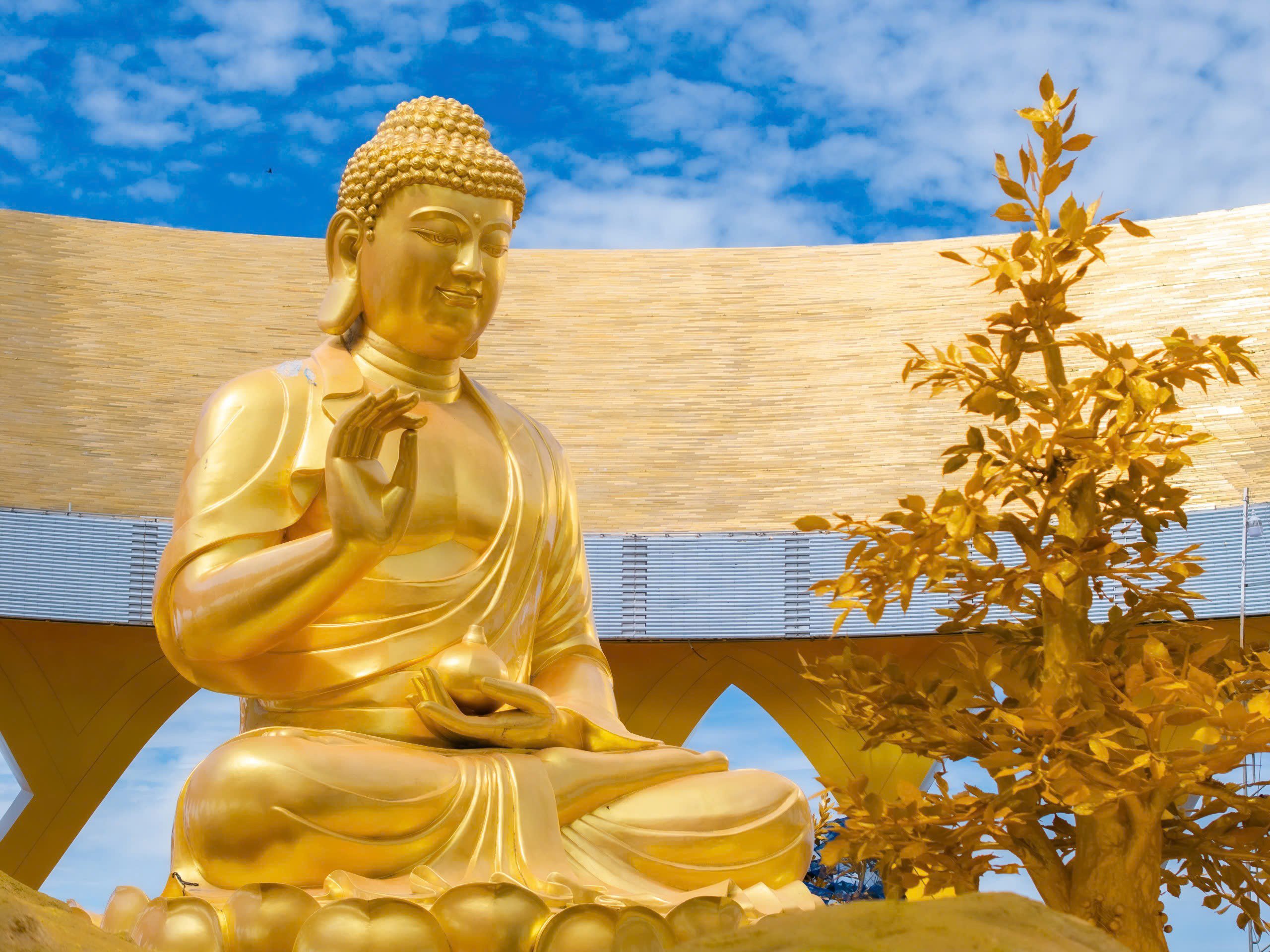 Sun World Ba Den Mountain tri ân du khách với combo vé cáp treo chỉ 200.000 đồng 4 Tượng Đức Phật Câu Na Hàm Mâu Ni tọa lạc tại nơi cao nhất trên đỉnh núi Bà Đen