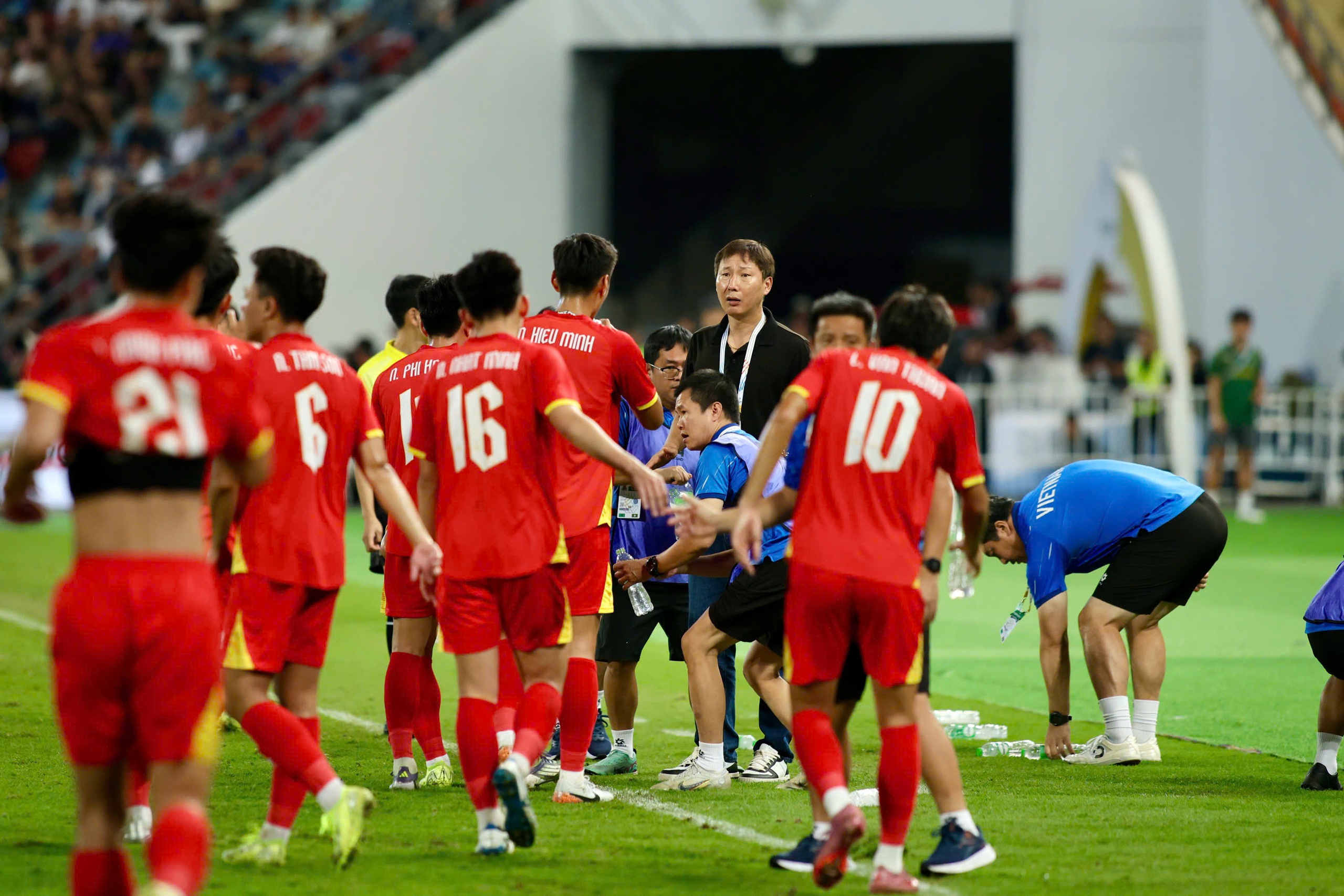 Báo chí khu vực: 'Thái Lan run rẩy, mất HCV vào tay U.23 Việt Nam vì ông Kim quá giỏi’- Ảnh 4. Báo chí khu vực: 'Thái Lan run rẩy, mất HCV vào tay U.23 Việt Nam vì ông Kim quá giỏi’ - Ảnh 5.