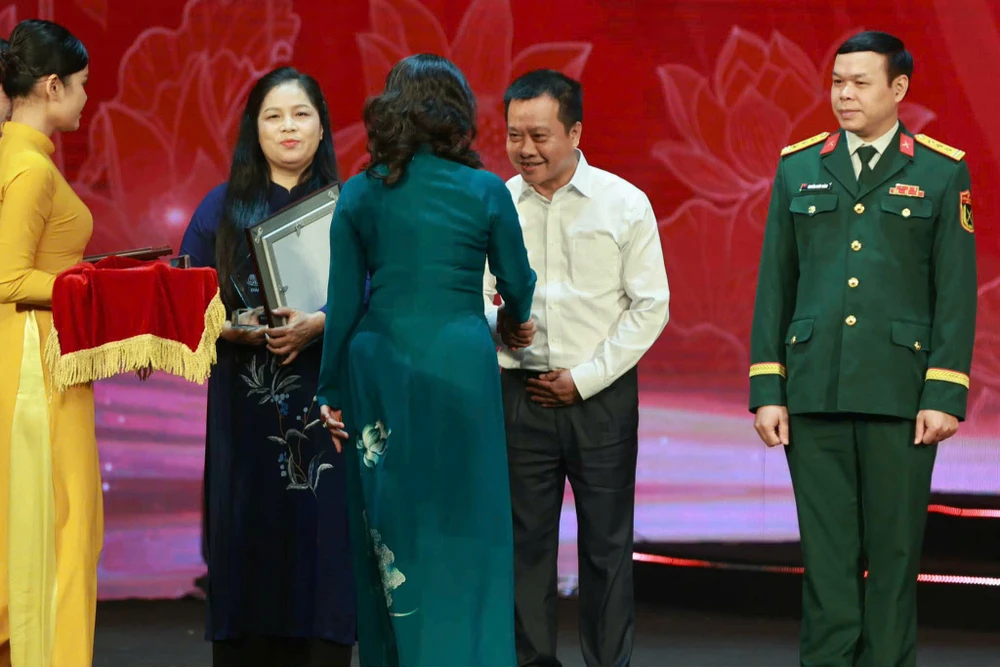 giải diên hồng 2.jpg