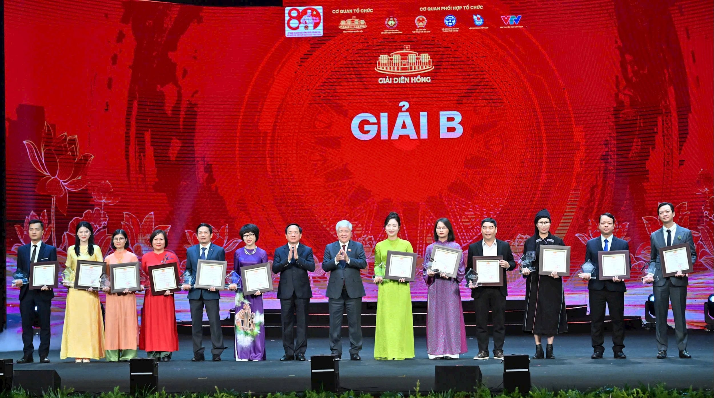 64 Tác phẩm báo chí xuất sắc nhận giải Diên Hồng lần thứ 4 về Quốc hội Việt Nam - Ảnh 2. 64 Tác phẩm báo chí xuất sắc nhận giải Diên Hồng lần thứ 4 về Quốc hội Việt Nam - Ảnh 2.