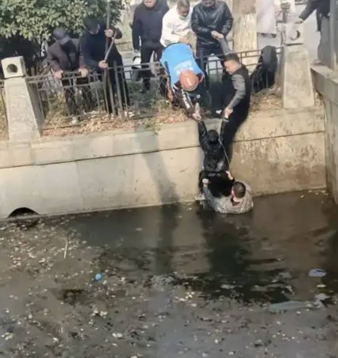 Đang giao đồ ăn, shipper phát hiện 1 cậu bé mặc đồ đen đang trôi nổi dưới kênh nước đục ngầu- Ảnh 3.