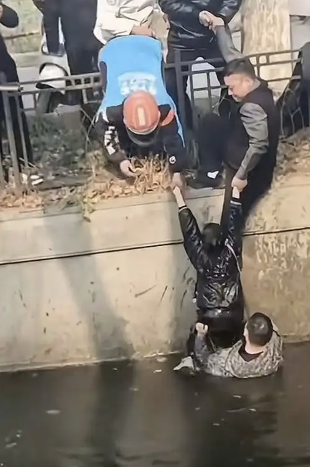 Đang giao đồ ăn, shipper phát hiện 1 cậu bé mặc đồ đen đang trôi nổi dưới kênh nước đục ngầu- Ảnh 2.