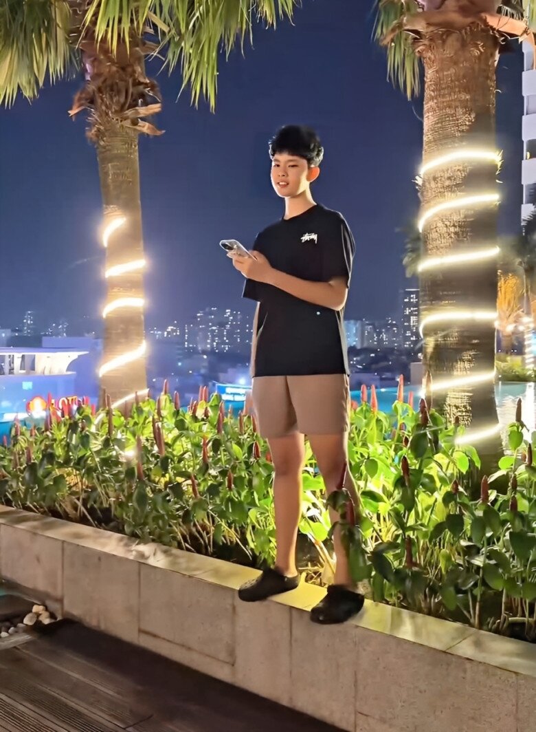 Nhận không ra con trai Trương Quỳnh Anh trong clip xuất hiện cùng mẹ: 13 tuổi cao 1m8, "lột xác" nhờ giảm cân 2 Ngoại hình trưởng thành hiện tại của Sushi khiến nhiều người bất ngờ.