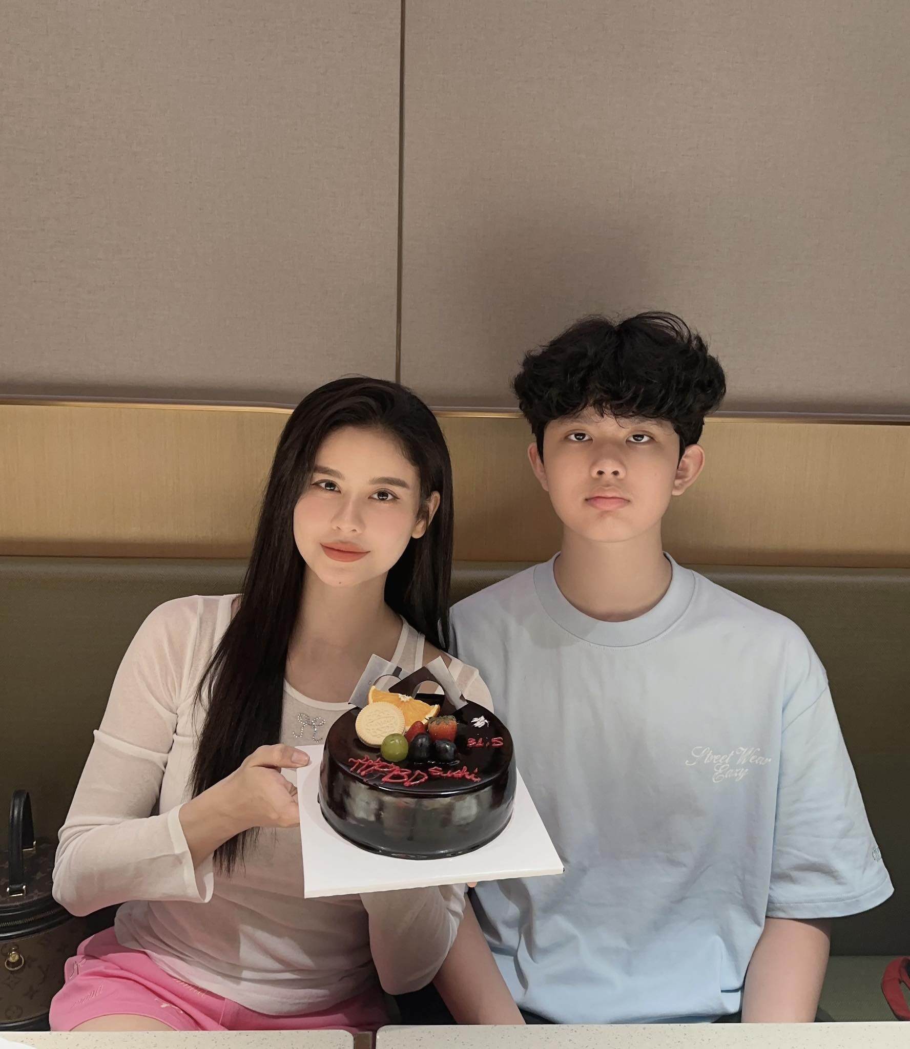 Nhận không ra con trai Trương Quỳnh Anh trong clip xuất hiện cùng mẹ: 13 tuổi cao 1m8, "lột xác" nhờ giảm cân 8 Mỗi dịp đặc biệt, Trương Quỳnh Anh đều dành thời gian quây quần bên con trai.