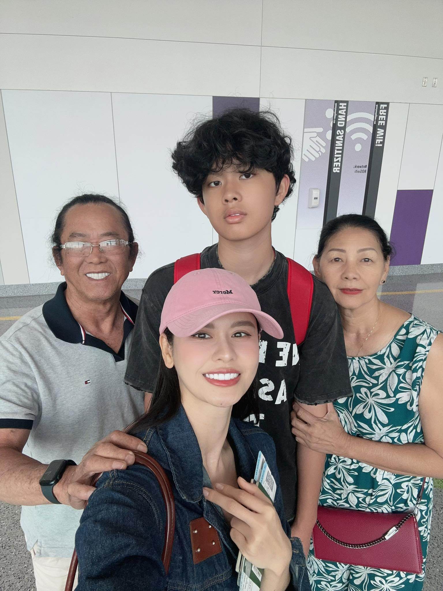 Nhận không ra con trai Trương Quỳnh Anh trong clip xuất hiện cùng mẹ: 13 tuổi cao 1m8, "lột xác" nhờ giảm cân 9 Sushi cao nhất nhà khi đứng cạnh mẹ và ông bà ngoại.