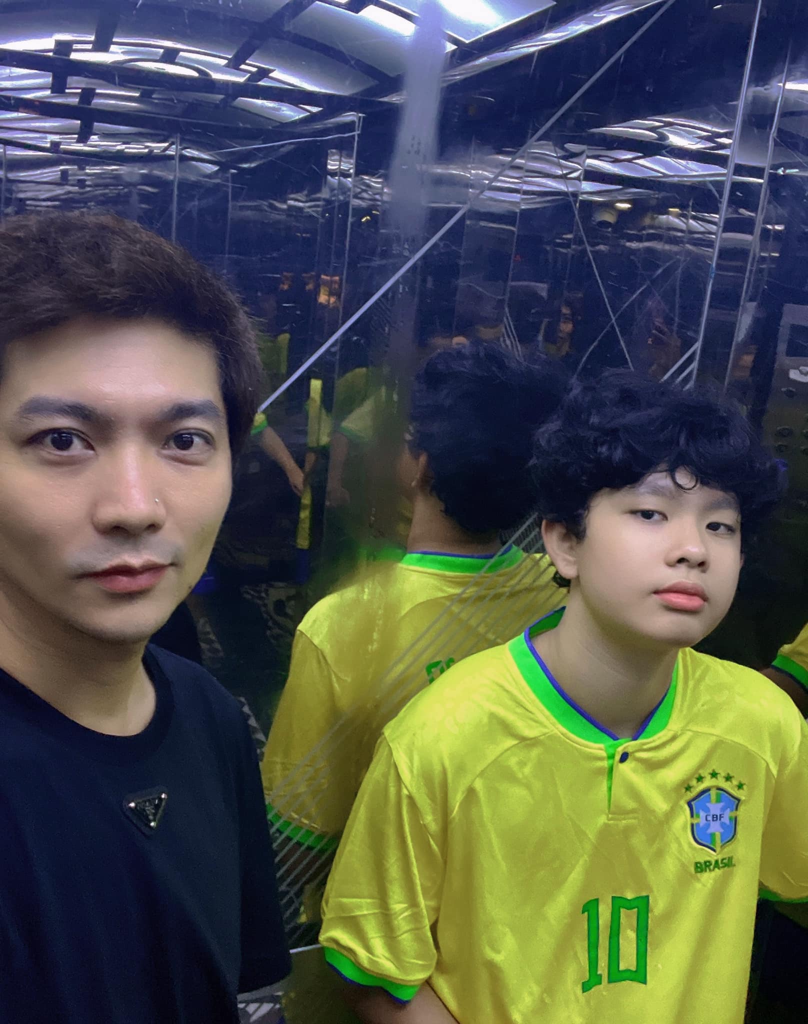 Nhận không ra con trai Trương Quỳnh Anh trong clip xuất hiện cùng mẹ: 13 tuổi cao 1m8, "lột xác" nhờ giảm cân 11 Nam ca sĩ hạnh phúc vì quý tử luôn gần gũi với bố.