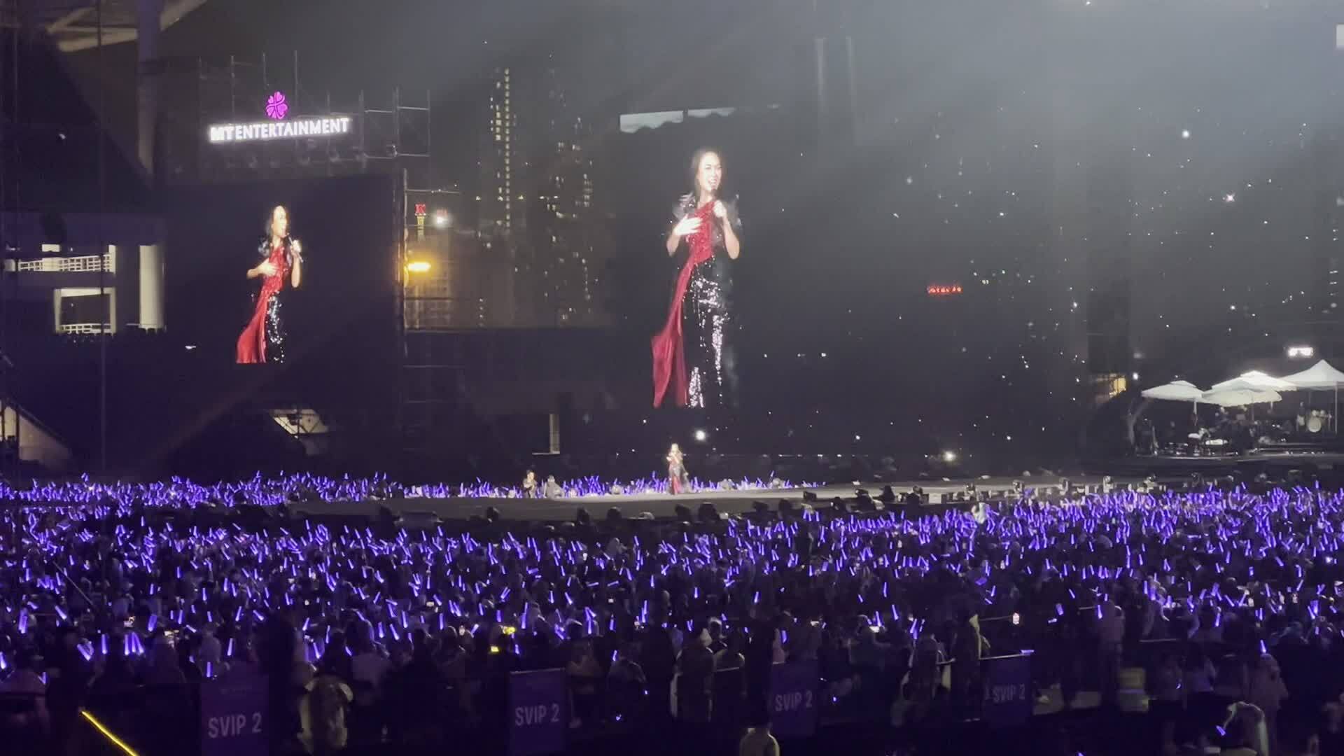 Mỹ Tâm cùng khán giả hát 'Cây đàn sinh viên' 